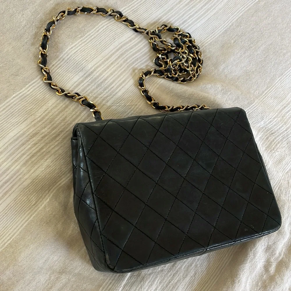 Chanel vintage black small single flap crossbody bag with gold hardware - Picture 3 of 13